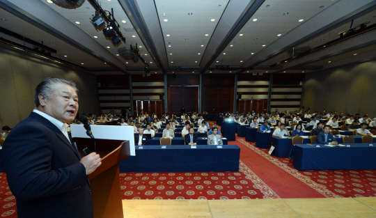 7일 디지털타임스와 미래창조과학부가 서울 삼성동 코엑스에서 개최한 '2015 넷트렌드 콘퍼런스'에서 정태명 성균관대 소프트웨어학과 교수가 한국 ICT 산업의 당면 과제를 주제로 기조연설을 하고 있다. 정 교수는 한국 ICT 체질개선을 위해 산·학·연 협력 강화와 전문인력 양성, 규제 개선 등을 핵심 과제로 꼽았다.  사진=김민수기자 ultrartist@